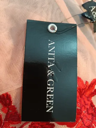 Vestido rosa con bordado floral rojo