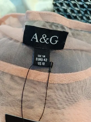 Vestido rosa con bordado floral rojo