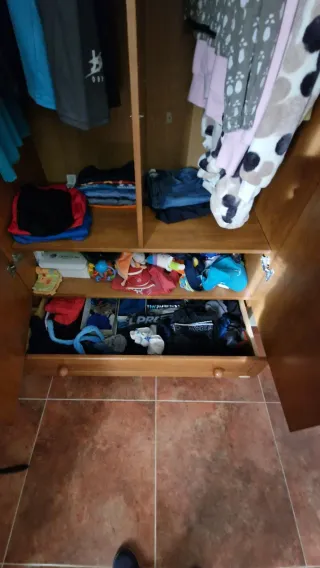 Armario de madera infantil