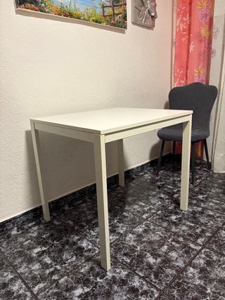 Mesa de comedor blanca de madera