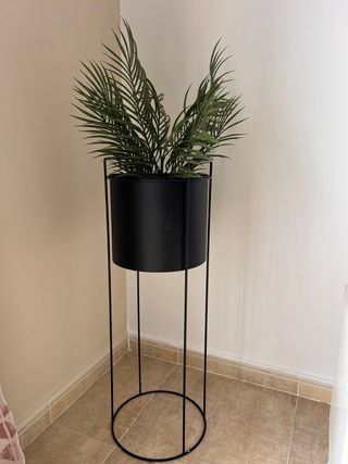 Macetero moderno de metal negro