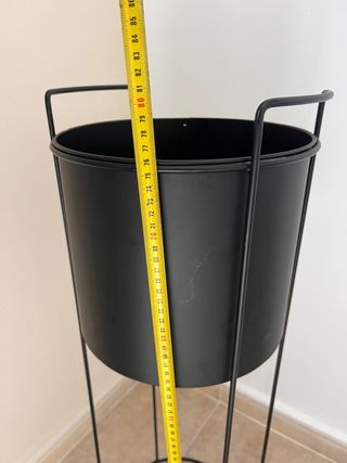 Macetero moderno de metal negro