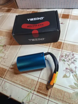 Chasis Tamiya con motor brushless y mando