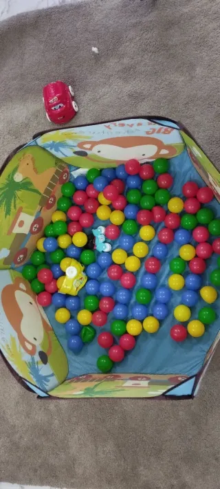 Parque de juegos para bebés con pelotas