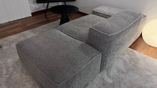 Sofá modular gris de tela