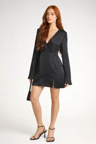 Vestido negro satinado evasé manga larga
