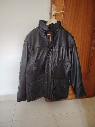 Chaqueta nueva de cuero negra. Talla XL