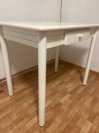Mesa blanca con cajón