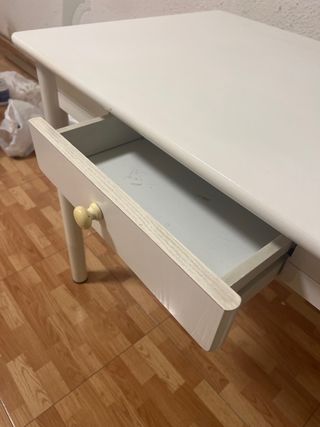 Mesa blanca con cajón