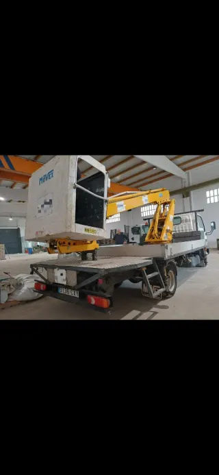 Nissan Cabstar con grúa elevadora