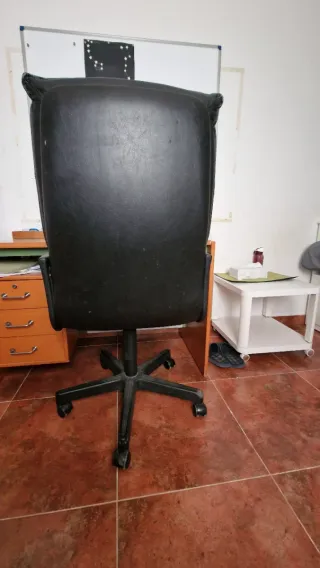 Sillón de oficina de piel negro