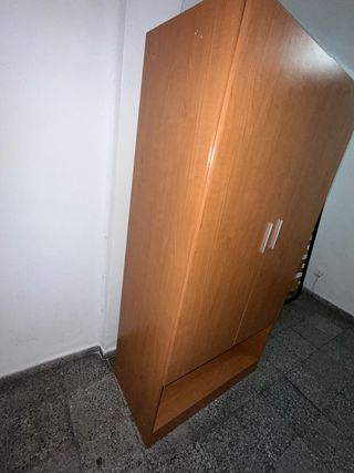 Armario de madera marrón