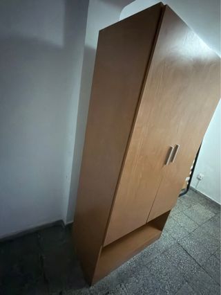 Armario de madera marrón