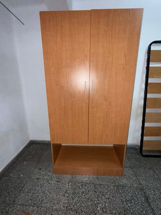 Armario de madera marrón