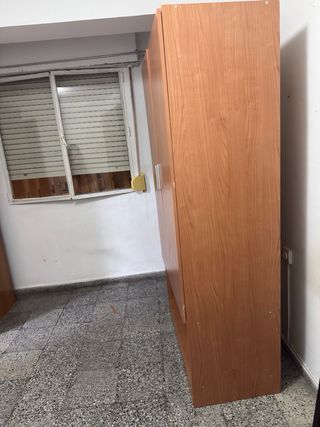 Armario de madera marrón