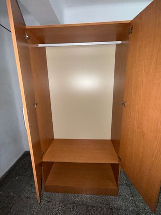 Armario de madera marrón