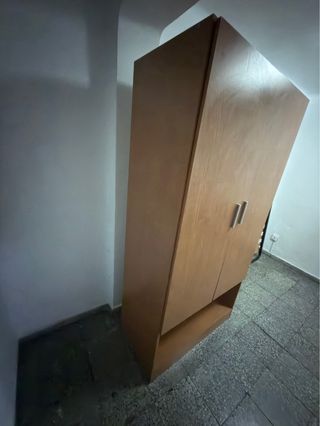 Armario de madera marrón