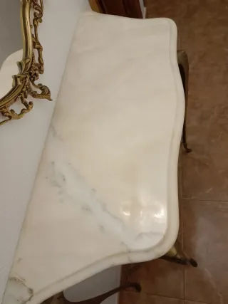 Consola de entrada dorada con espejo