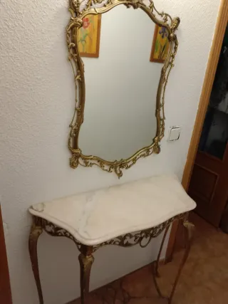 Consola de entrada dorada con espejo