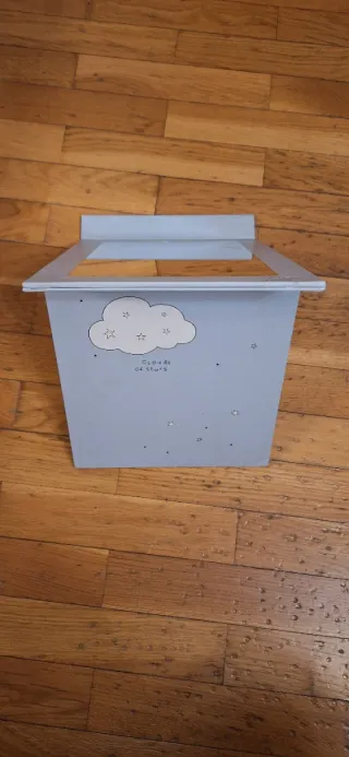 Espejo de mesa plegable gris.