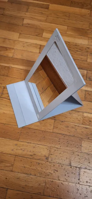 Espejo de mesa plegable gris.