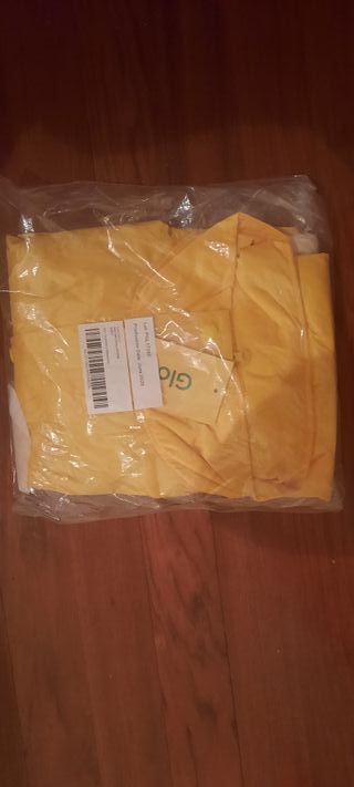Chubasquero impermeable amarillo
