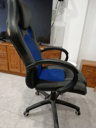 Sedia da gaming nera e blu