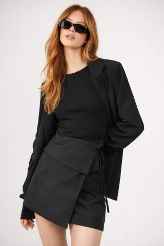 Falda mini negra cruzada tipo pareo