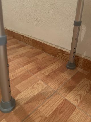 Taburete de ducha blanco y plateado