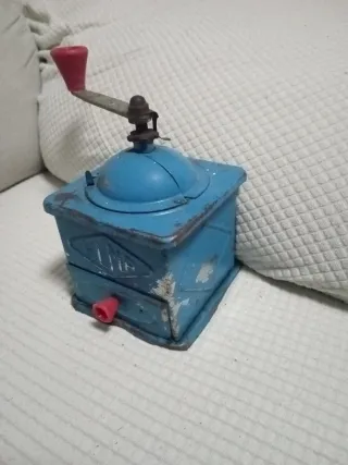 Molinillo de café antiguo azul