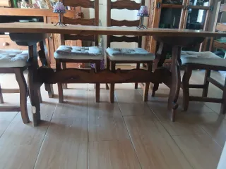 Mesa de madera con 6 sillas