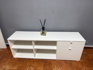 Mueble TV blanco con cajones y estantes