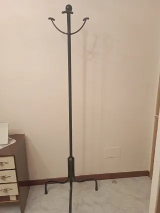 Perchero de pie de metal negro