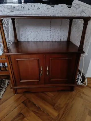 Mesa auxiliar de madera