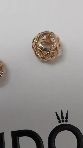 Lote 2 charms Pandora.