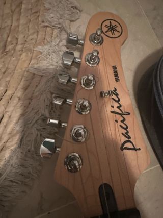Guitarra Yamaha Pacifica con funda y convertidor