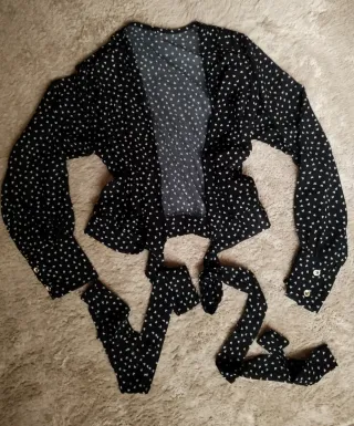 Camisa negra con corazones blancos