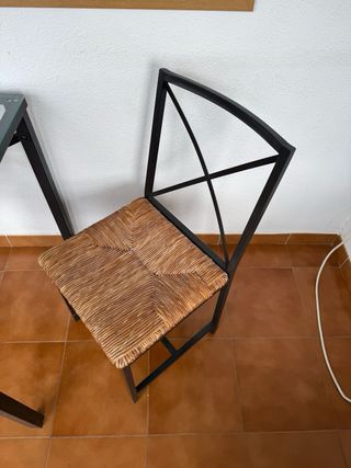 Mesa y 2 sillas de hierro y cristal