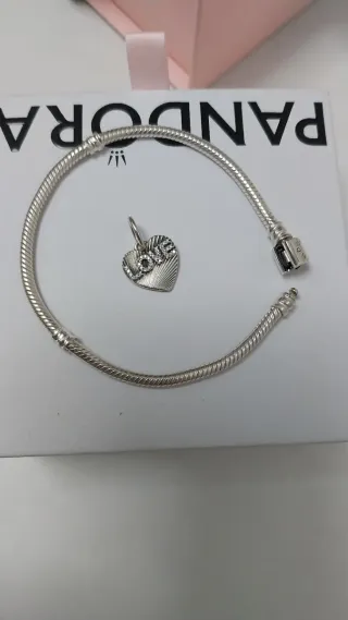 Pulsera Pandora con charm. Talla 18 cm.