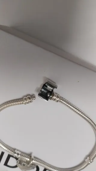 Pulsera Pandora con charm. Talla 18 cm.