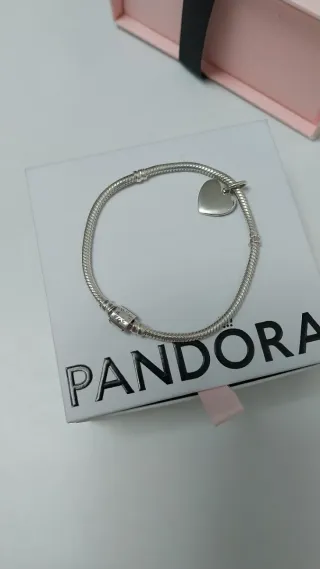Pulsera Pandora con charm. Talla 18 cm.