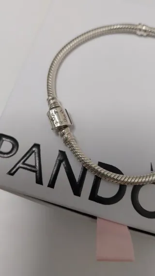 Pulsera Pandora con charm. Talla 18 cm.