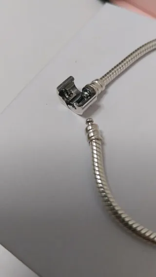 Pulsera Pandora con charm. Talla 18 cm.