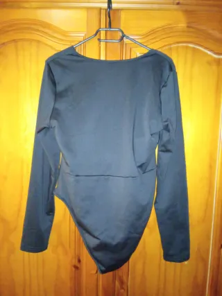 Body negro con detalle dorado