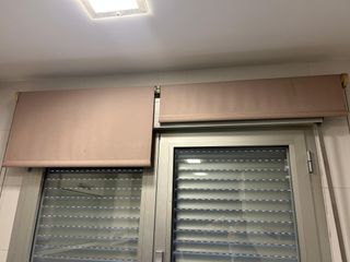 Estores enrollables grises y amarillos