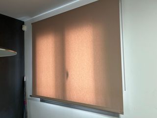 Estores enrollables grises y amarillos