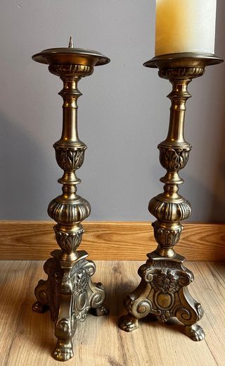 Candelabros de metal estilo barroco