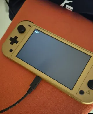 Nintendo Switch Lite Edición Zelda Dorada
