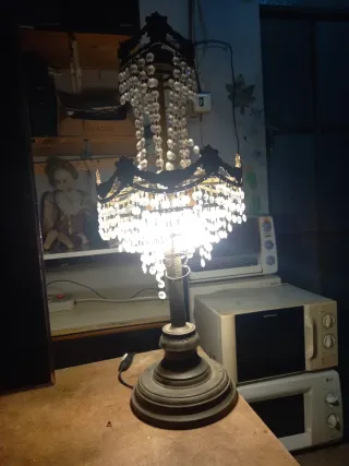 Lámpara antigua de cristal y metal