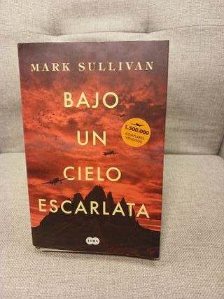 Bajo un cielo escarlata